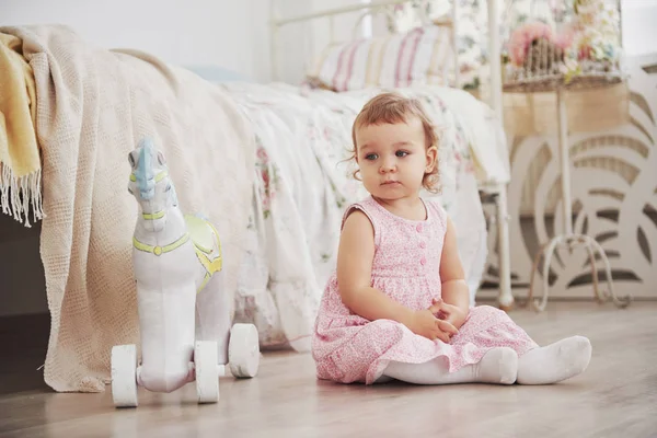 Menina Bonita Brincando Brinquedos Loira Olhos Azuis Cadeira Branca Quarto — Fotografia de Stock