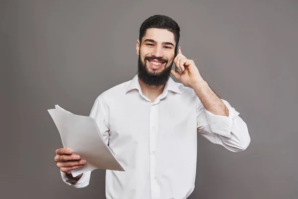 Zakenman Met Baard Wit Shirt Met Documenten Telefoon Grijze Achtergrond — Stockfoto