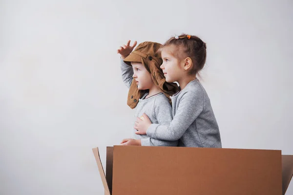 Una Infancia Juguetona Niño Divirtiéndose Con Caja Cartón Chico Fingiendo —  Fotos de Stock