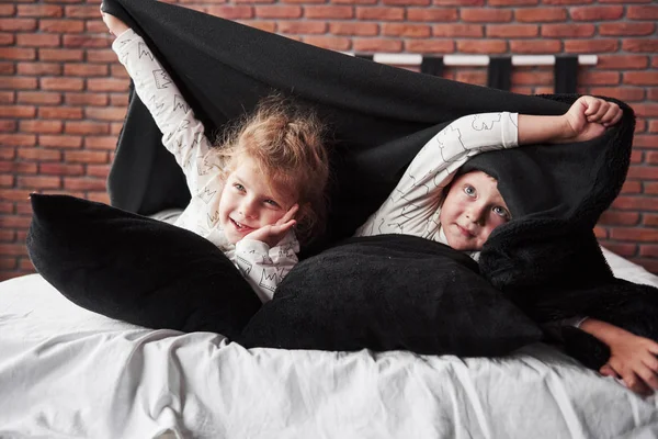 Kisgyerekek Fiú Lány Fekszenek Játszanak Párnákkal Ágytakarón Egy Takaróval — Stock Fotó