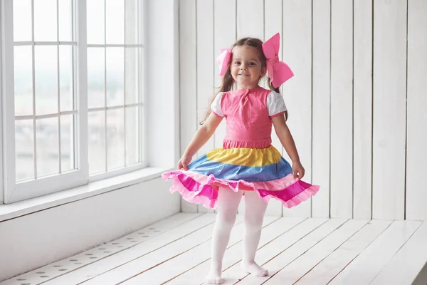 Dieses Mädchen Hat Ein Schönes Kleid Kind Steht Weißen Zimmer — Stockfoto