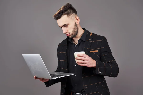 Ein Bärtiger Mann Businesskleidung Unterhält Sich Smartphone Und Laptop Während — Stockfoto