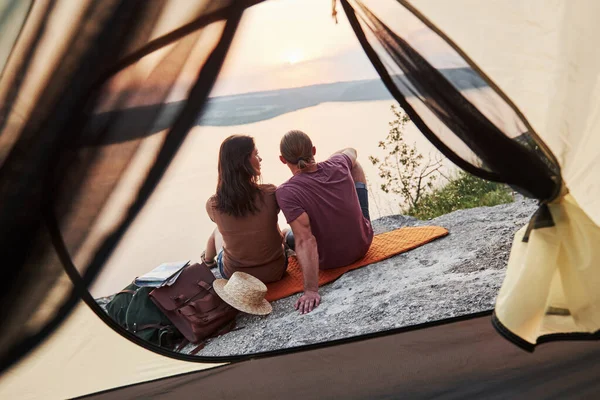 Foto Casal Feliz Sentado Perto Tenda Com Vista Para Lago — Fotografia de Stock