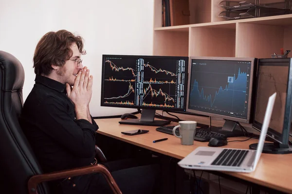 Businessmen Trading Stocks Online Stock Broker Looking Graphs Indexes Numbers — 스톡 사진