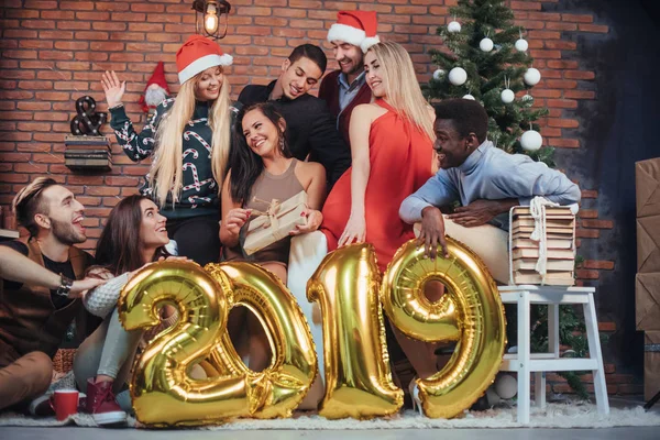 陽気な古い友人のグループは お互いに通信します 2019年が近づいています 居心地の良い家庭の雰囲気の中で新年を祝う — ストック写真