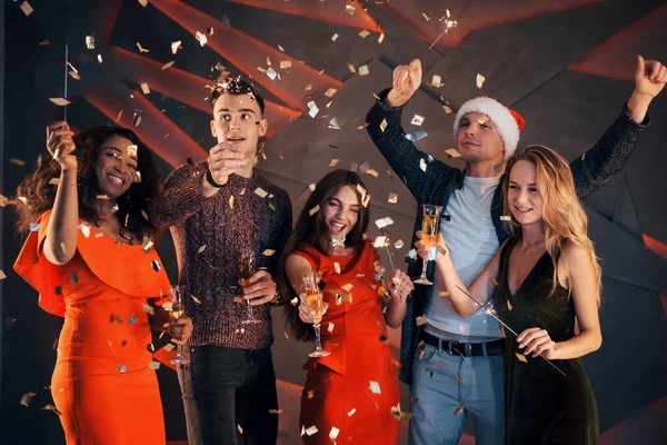 Grupo Amigos Estão Divertindo Belos Vestidos Chiffon Com Champanhe Confete — Fotografia de Stock