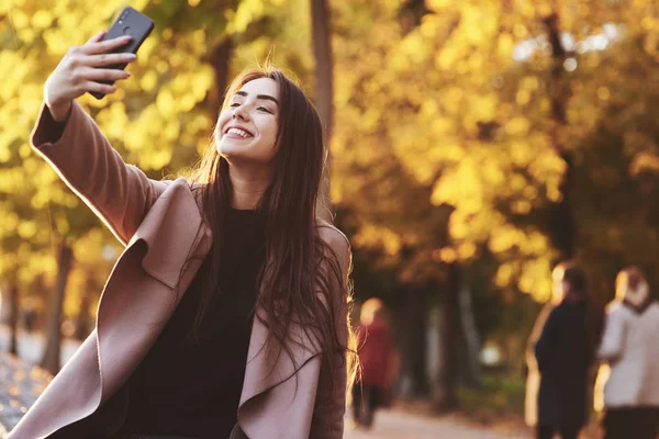 Retrato Una Guapa Sonriente Jovencita Morena Haciendo Selfie Con Smartphone — Foto de Stock