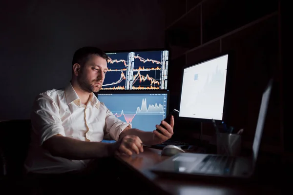 Utilizzo Tecnologie Moderne Sul Lavoro Giovane Uomo Affari Che Lavora — Foto Stock