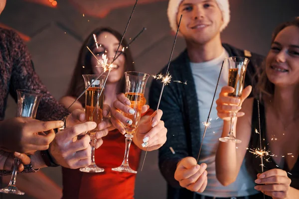 Una Foto Con Grupo Amigos Que Divierten Con Muñecos Nieve — Foto de Stock