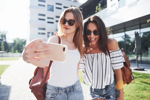 Dos Hermosas Jóvenes Estudiantes Felices Con Mochila Cerca Del Campus — Foto de Stock