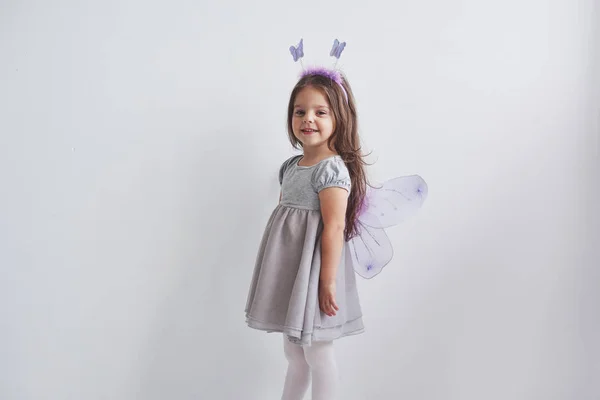 Bella Bambina Costume Fata Piedi Camera Con Sfondo Bianco — Foto Stock