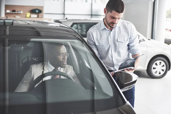 Jovem Homem Negócios Preto Test Drive Carro Novo Rico Homem — Fotografia de Stock