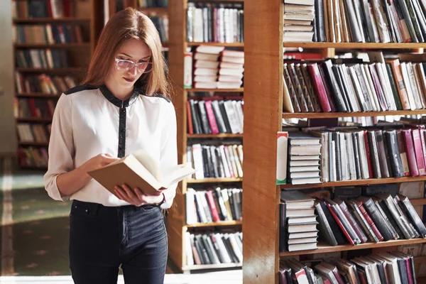 Jovem Atraente Estudante Bibliotecário Lendo Livro Entre Estantes Biblioteca — Fotografia de Stock
