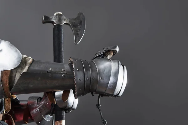 灰色の背景に中世の騎士 鎖郵便鎧赤と黒の服と戦闘斧と残忍な汚い顔の戦士の肖像画 — ストック写真