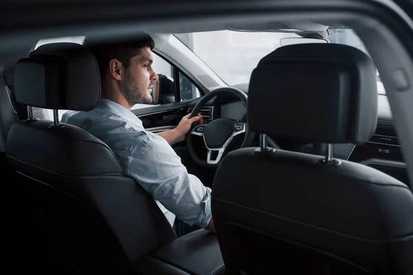 Joven Sienta Coche Recién Comprado Sosteniendo Sus Manos Timón — Foto de Stock