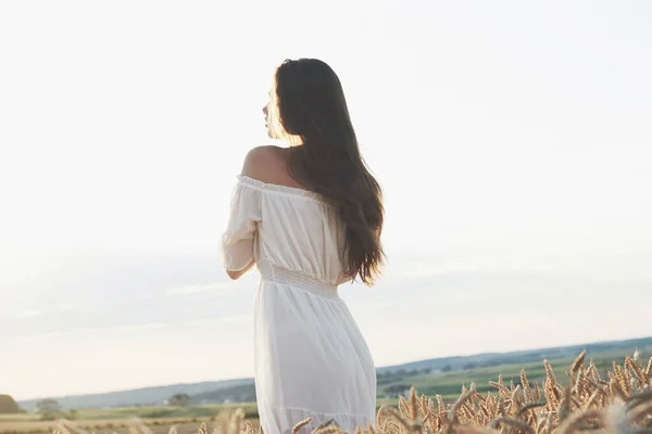 Piękna Dziewczyna Białej Sukience Działa Jesiennym Polu Pszenicy Zachodzie Słońca — Zdjęcie stockowe