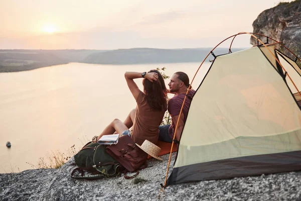 Foto Pareja Feliz Sentada Cerca Tienda Con Una Vista Del —  Fotos de Stock