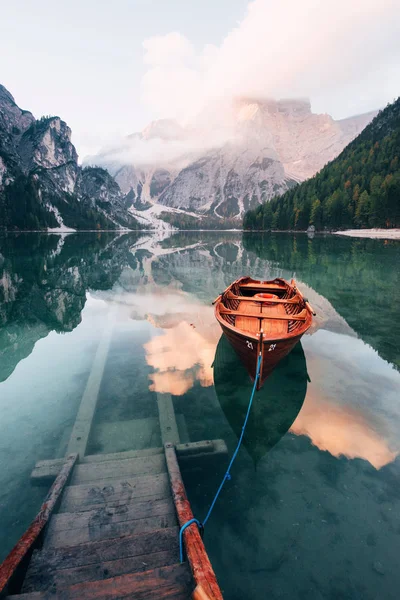 Pier Wooden Boat Crystal Lake Majestic Mountain Reflection Water — Stock Photo, Image