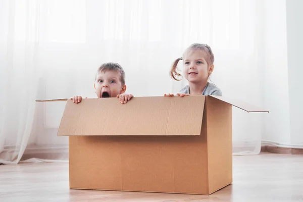 Due Ragazzini Che Giocano Scatole Cartone Concetto Fotografico Bambini Divertono — Foto Stock