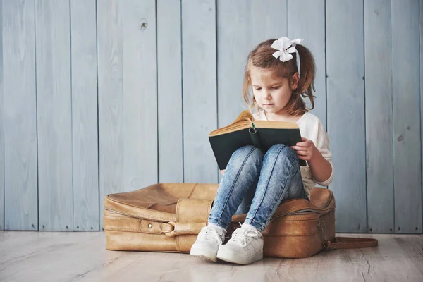 Έτοιμοι Για Μεγάλα Ταξίδια Ευτυχισμένο Κοριτσάκι Που Διαβάζει Ένα Ενδιαφέρον — Φωτογραφία Αρχείου