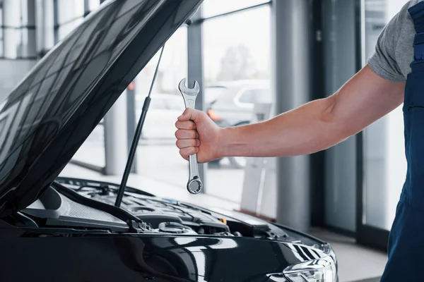 Main Mécanicien Automobile Avec Une Clé Dans Une Zone Combi — Photo