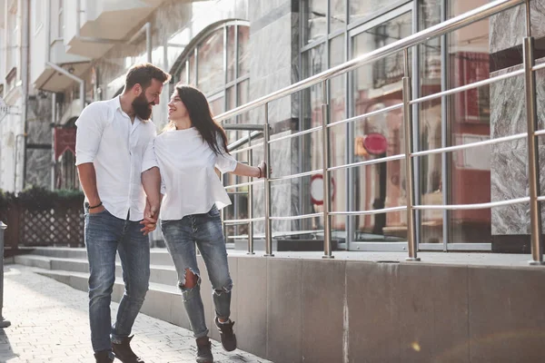 Bir Çift Açık Havada Vakit Geçirir — Stok fotoğraf