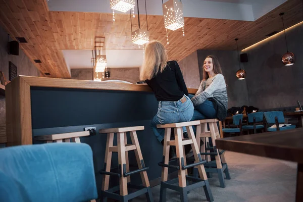 Två Vänner Njuter Kaffe Tillsammans Ett Kafé Som Sitter Vid — Stockfoto