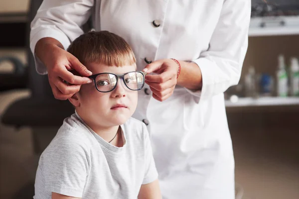 Lindo Niño Mira Cámara Mientras Que Médico Femenino Con Gafas — Foto de Stock