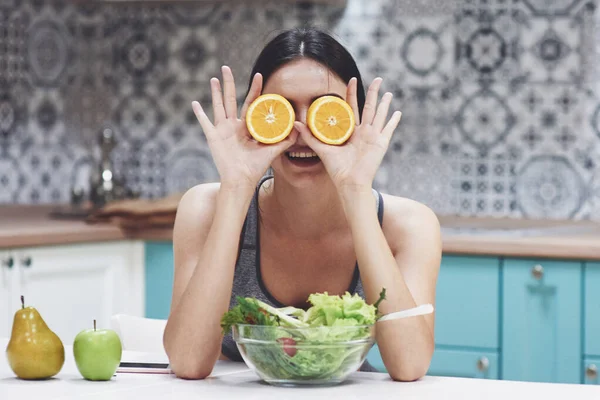 Seorang Gadis Olahraga Muda Menikmati Salad Buah Menjadi Bermain Main — Stok Foto