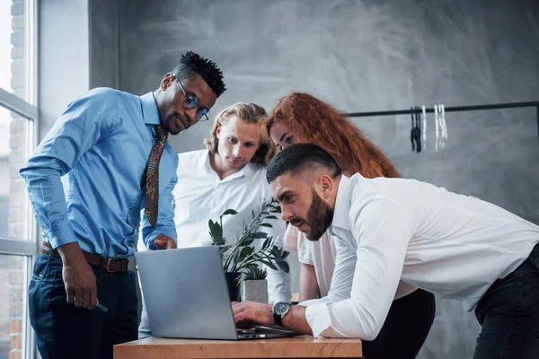 Afro Americano Muestra Qué Hacer Cuatro Jóvenes Empresarios Que Trabajan — Foto de Stock