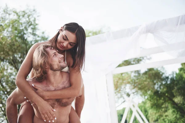 Jovem Feliz Vestindo Sua Esposa Nos Ombros Praia — Fotografia de Stock