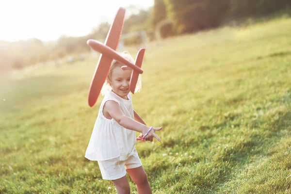 Lançamento Para Menina Feliz Correndo Campo Com Avião Brinquedo Vermelho — Fotografia de Stock