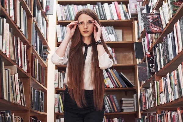 Ternopil Ucrânia Abril 2018 Jovem Atraente Bibliotecário Estudantil Lendo Livro — Fotografia de Stock