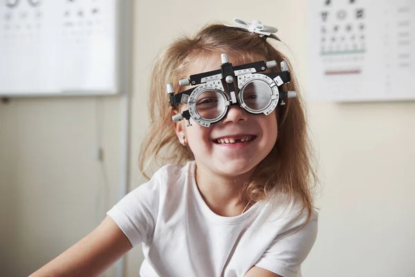 Finalmente Consigo Ver Tudo Retrato Focado Menina Phoropter Olhando Diretamente — Fotografia de Stock