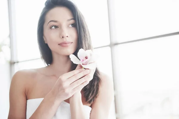 Mooi Meisje Een Handdoek Met Een Orchidee Ontspanning Massage Wachten — Stockfoto