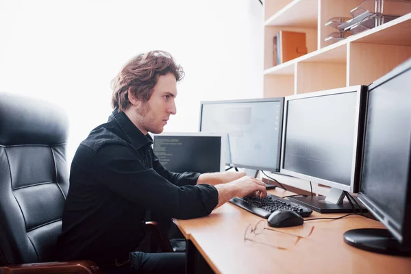 男性程序员在台式计算机上工作 在软件开发公司中有许多显示器在办公室工作 网站设计编程和编码技术 — 图库照片