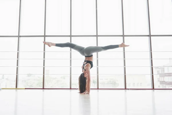 Una Deportista Que Corta Torso Estira Una Mujer Trata Estar — Foto de Stock