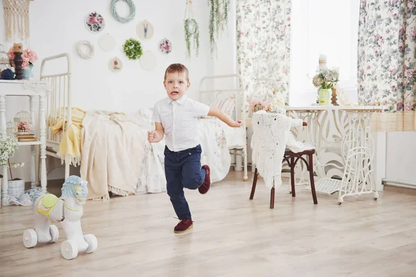 Niño Corriendo Por Habitación Alegra Que Madre Haya Venido Casa —  Fotos de Stock