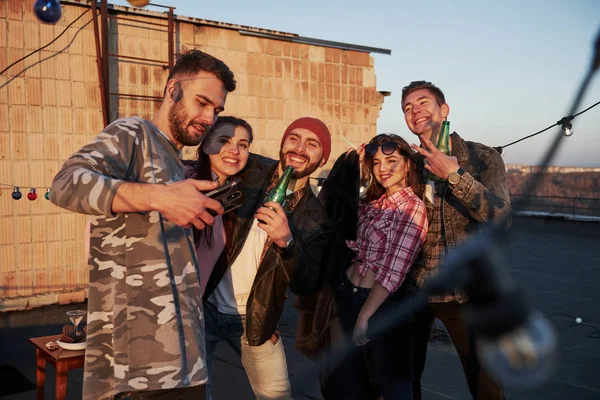 Resme Bakalım Bir Grup Pozitif Arkadaş Için Selfie Zamanı Arkada — Stok fotoğraf
