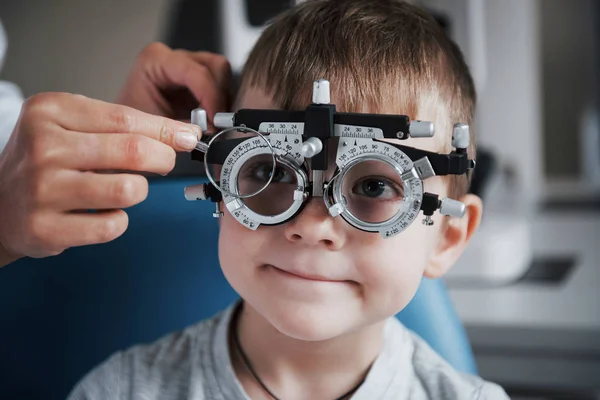 Afinar Intrumento Menino Com Phoropter Testando Seus Olhos Consultório Médico — Fotografia de Stock