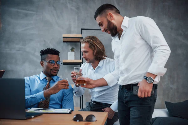 Bebiendo Whisky Grupo Trabajadores Oficina Multirraciales Ropa Formal Hablando Tareas — Foto de Stock