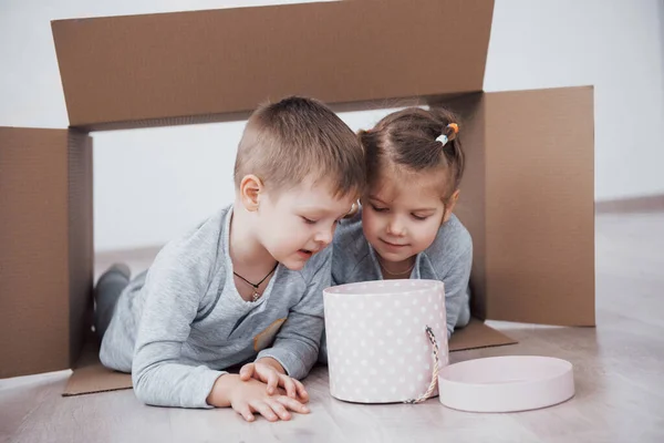 Bror Och Barn Lillasyster Som Spelar Kartong Lådor Plantskola — Stockfoto