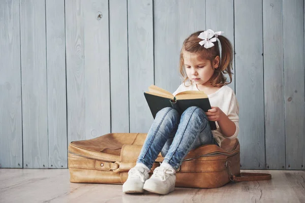 Büyük Seyahate Hazırız Küçük Mutlu Kız Ilginç Bir Kitap Okuyor — Stok fotoğraf