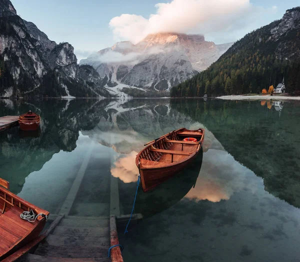 Awesome Plase Rest Wooden Boats Crystal Lake Majestic Mountain Reflection — Stock Photo, Image