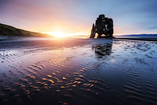 Una Roccia Spettacolare Nel Mare Sulla Costa Settentrionale Dell Islanda — Foto Stock
