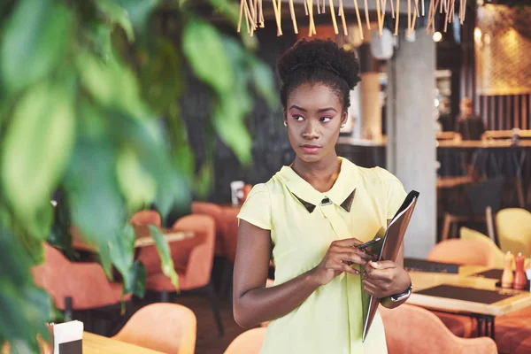 Молодая Афроамериканка Темными Вьющимися Волосами Задумчивая Кафе Красивое Уютное Место — стоковое фото