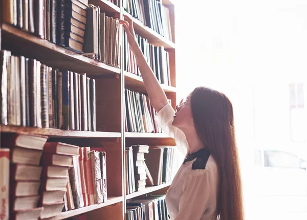 Uma Jovem Estudante Está Procurando Livro Certo Nas Prateleiras Antiga — Fotografia de Stock