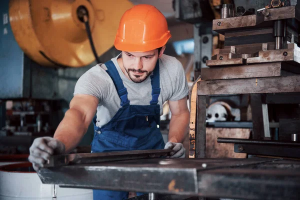 Büyük Bir Atık Geri Dönüşüm Fabrikasında Kasketli Genç Bir Işçinin — Stok fotoğraf