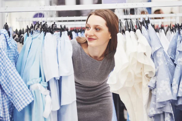 ファッション 消費者および人々 のコンセプト モールや衣料品店で服を選ぶショッピング バッグで幸せな若い女 — ストック写真