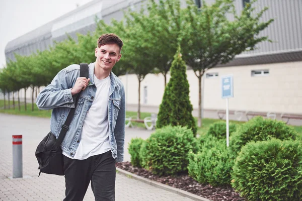 Joven Hombre Guapo Con Una Bolsa Hombro Apuro Aeropuerto — Foto de Stock